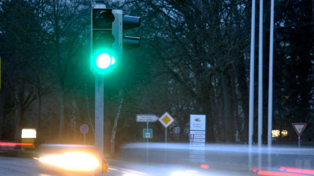 Ein Paukenschlag für die Verkehrstechnik: Siemens-Entwickler haben es geschafft, die Leistungsaufnahme (den Stromverbrauch) eines Ampelsignals auf ein bis zwei Watt zu reduzieren. Möglich wird dies durch die „1-Watt-Technologie“. Siemens revolutioniert damit den Markt und verbessert die Energieeffizienz der Standard-230V-LED-Technologie um bis zu 85 Prozent. A shake-up in transportation systems: Siemens engineers have managed to reduce the power consumption of a traffic light to just one to two watts. This achievement, made possible with “1-watt technology”, has enabled Siemens to revolutionize the market and improve the energy efficiency of standard 230 V LED technology by up to 85 percent.