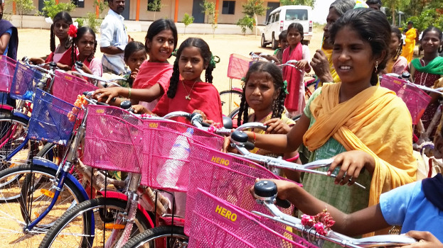 Circutor realiza una donación de bicicletas para las niñas y niños de la escuela de Thallakera (India)