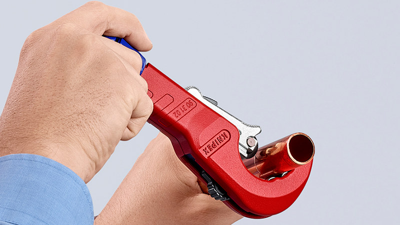 KNIPEX presenta el nuevo cortatubos “TUBIX", permite un ajuste rápido y sencillo con una sola mano