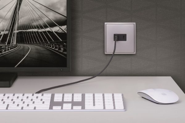 JUNG presenta SCHUKO® enchufes con cargador USB y Quick Charge