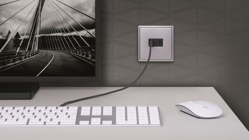 JUNG presenta nuevos enchufes SCHUKO® con cargador  USB y Quick Charge