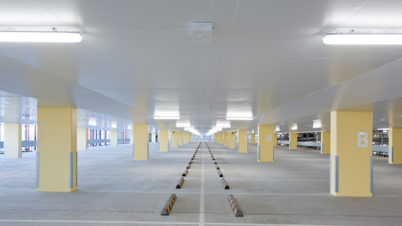 TRILUX aumenta la eficacia y la seguridad con parkings inteligentes y conectados