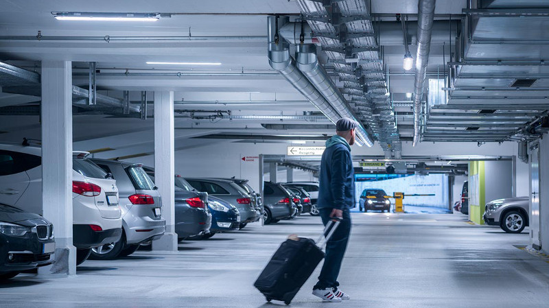 TRILUX aumenta la eficacia y la seguridad con parkings inteligentes