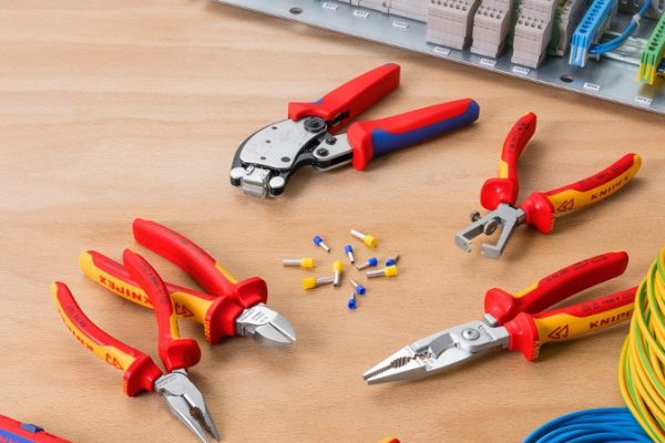 Los alicates de KNIPEX son una garantía para los trabajos eléctricos