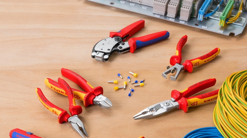 Los alicates de KNIPEX son una garantía para los trabajos eléctricos 