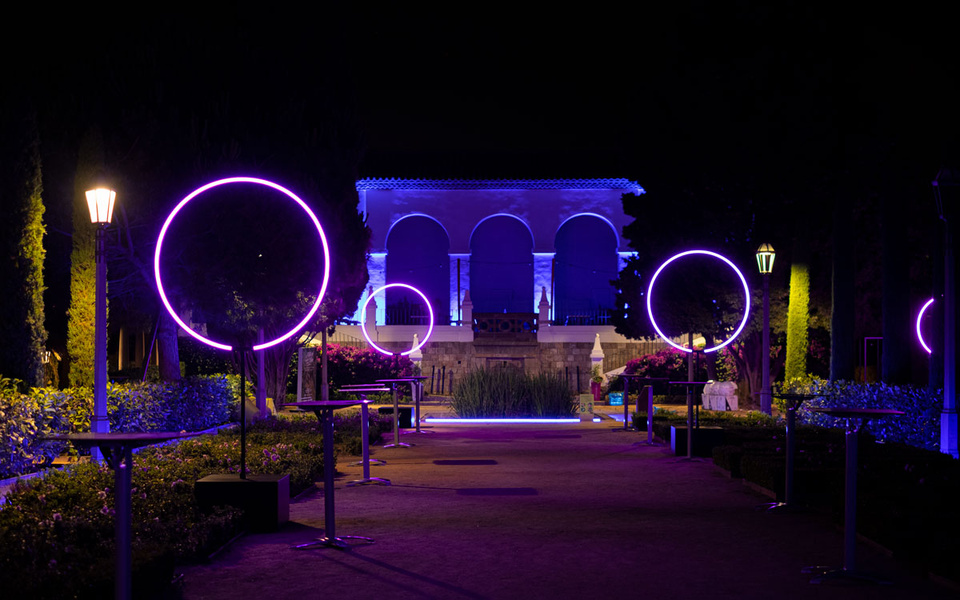 Urafiki by LEDS C4: Experiencia inmersiva de luz en los jardines del Teatre Grec de Barcelona