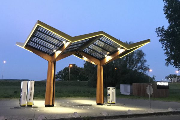 Estaciones de carga eléctricas con cierre con luminarias SITECO