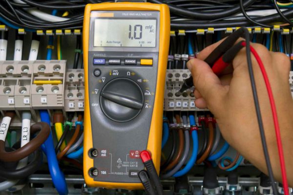 Fluke explica la solución de problemas eléctricos en automoción