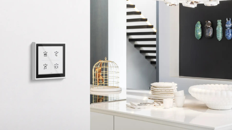 JUNG potencia LS TOUCH con control de splits y más personalización