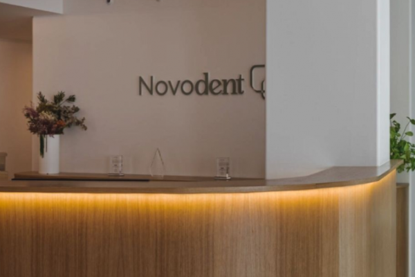 JISO Iluminación realza la Clínica Novodent con diseño y confort lumínico