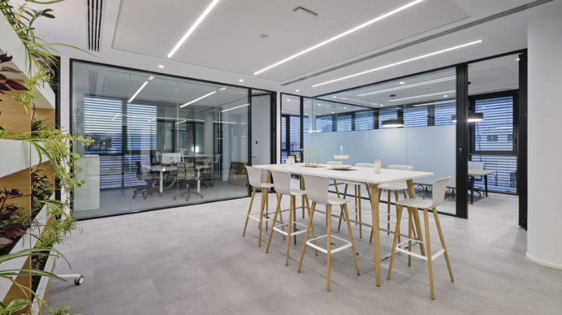 TRILUX ilumina la sede inteligente de Winterhalter en Málaga